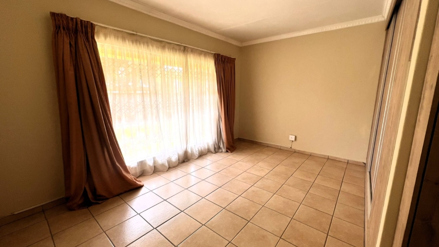 4 Bedroom Property for Sale in Langenhovenpark Free State